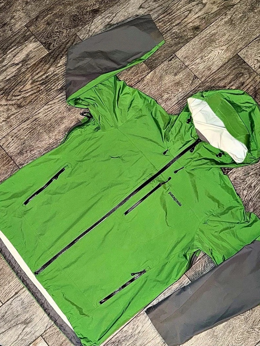 Patagonia Super Alpine Men’s XL Green Hardshell Jacket